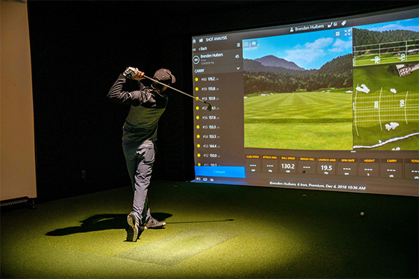 Student using golf simulation lab