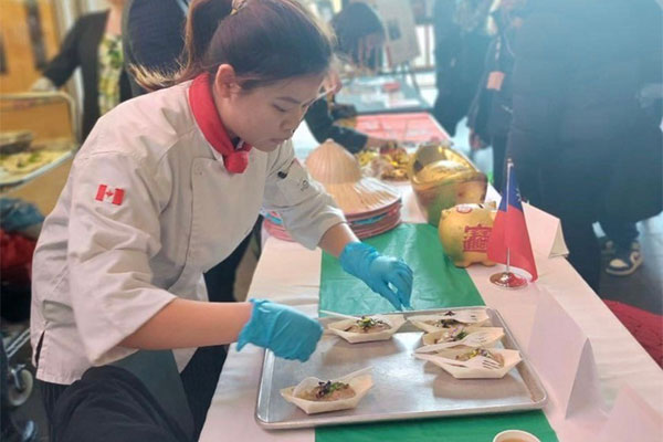 student plating food