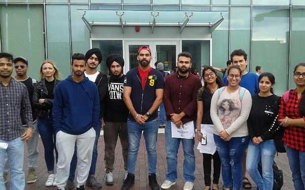 Business Students Training to Sell Marlies Tickets