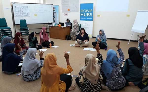 Robin Sagi in an all female class